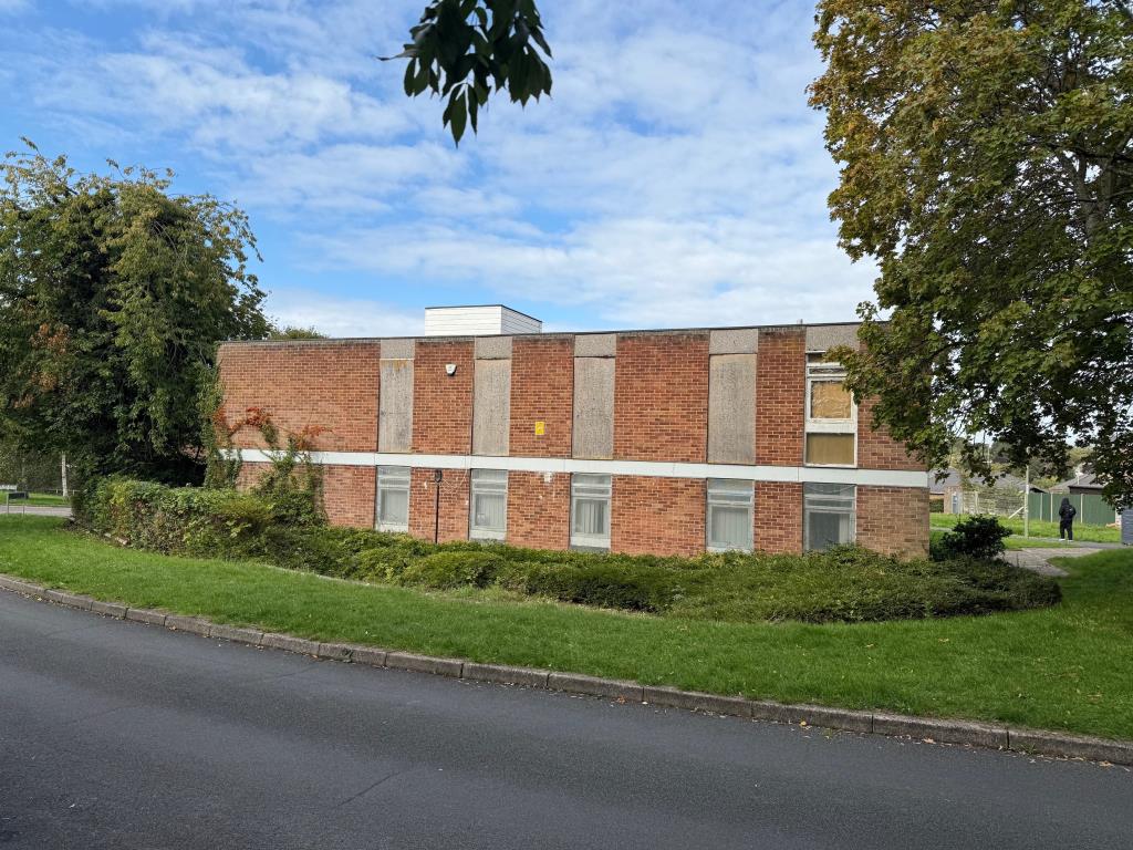 Lot: 85 - FREEHOLD BUILDING WITH POTENTIAL - Side on view of the two storey element of the building